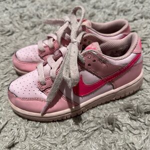 Nike Pink Sneakers Low-Top Design